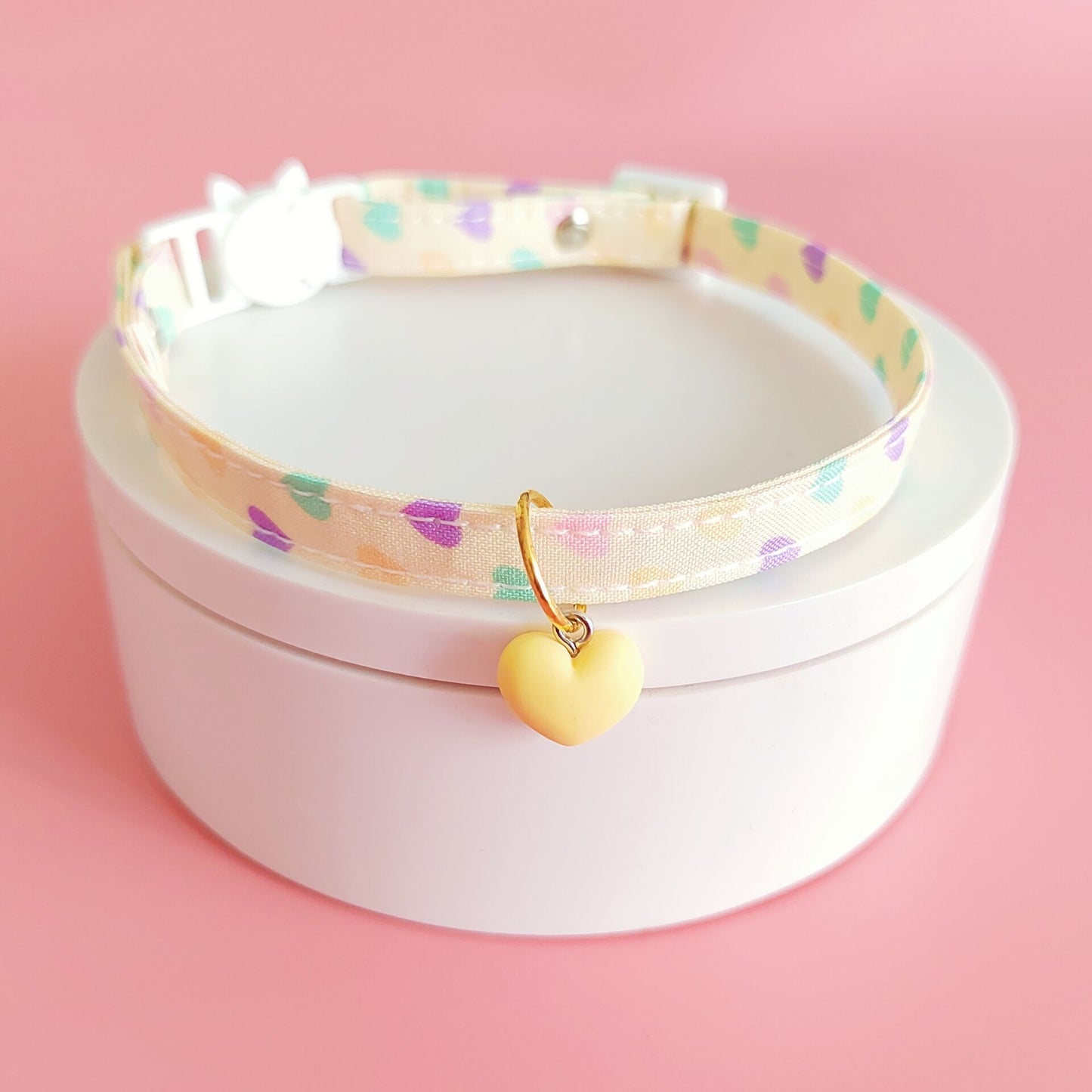 Ondaum Adjustable Cat Collar with Love Pattern – Stylish and Comfortable Pet Decorations